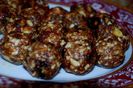 Dry Fruits Ladoo (Bomboane din curmale si migdale)