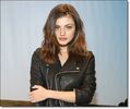 ✿ - Nu ar face Elena asta. *pune muzica la maxim*