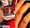 ✚ - Pe degetul mijlociu Demi si-a tatuat cuvantul "Peace".