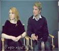 ┊deɴιι┊¤se pune pe jos şi răsfoieşte o revistă¤