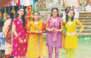 BETIYANN_SISTERS-large aici e doctora de la spitalul de nebuni unde a fost dus sagar e cea in roz