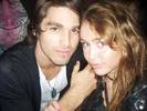 miley_cyrus_and_justin_gaston_kissing_2.0.0.0x0.600x450[1]