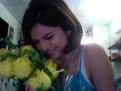 selena-gomez-yellow-roses-twitter-500x375