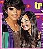 e insusi demi lovato cand statea imbratisata cu joe jonas