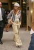 Beyonce-waving-as-she-leaves-building-in-NYC-02_0[1]