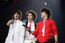 Jonas-Brothers-group-d05
