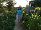 IN CURTEA PLINA DE FLORI