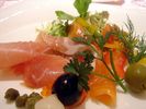 800px-Salade_de_jambon_cru_et_saumon_fume
