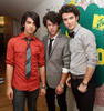MTV TRL Present Jonas Brothers Cast American A4ViiCqz4djl[1]