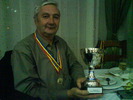 Prietenul Popescu langa pretiosul sau trofeu