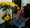 1f7347377bb3190a_selena-gomez-yellow-roses-2