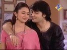 Sagar ii arata un poster k un bebe la Vidya