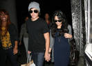 vanessa-hudgens-zac-efron-shop-holding-hands[1]