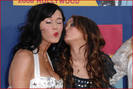 miley-cyrus-kissing-katy-perry[1]