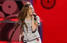 miley-cyrus_COM-kidsinagural-wearetbefutureconcert-2009jan19-005