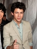 89186_nick-jonas-gives-the-thumbs-up-at-the-2009-nickelodeon-kids-choice-awards-at-ucla