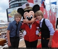 cole-and-dylan-the-sprouse-brothers-2511515-1440-1200