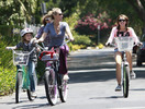 Miley Cyrus Family Bike Ride SeBAEH8MWTRl