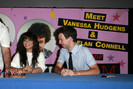 Vanessa+Hudgens+Signing+Autographs+Philadelphia+Xhq8z7LIeDGl