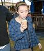 miley-cyrus-shopping-ventura-boulevard013[1]