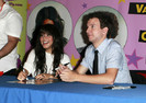 Vanessa+Hudgens+Signing+Autographs+Philadelphia+IStpy9k3jF6l
