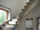 imagini din interiorul vilei:scara este originala a suportat doar intarituri