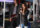Miley+Cyrus+Performs+NBC+Today+Sa_eV8lQPhml[1]