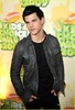 taylor-lautner-demi-lovato-2009-kids-choice-awards-06